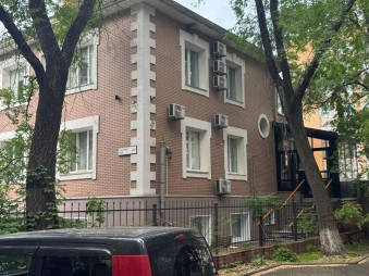 1/2 доли в праве общей долевой собственности на нежилое помещение, эт.1,2, мансарда, пл.272,6кв.м., кад.№ 25:28:010002:1161, адрес: Приморский край, г.Владивосток, ул.Уборевича, д.17А, соб-к Усольцев В.И. (имеются обременения: Определение Фрунзенского районного суда г.Владивостока от 03.10.2022г., Аренда: срок действия с 15.11.2006г. по 18.04.2053г.)